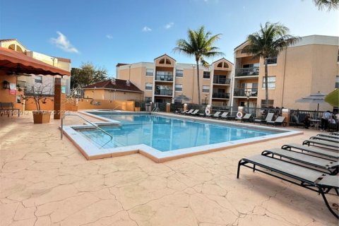 Condominio en venta en Hialeah, Florida, 2 dormitorios, 69.86 m2 № 2032197 - foto 3