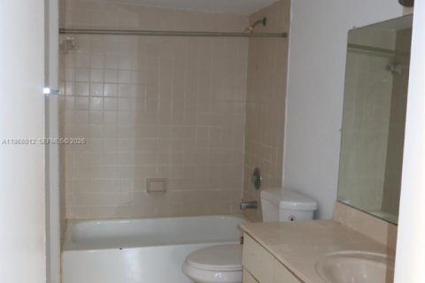 Condominio en venta en Hialeah, Florida, 2 dormitorios, 69.86 m2 № 2032197 - foto 19
