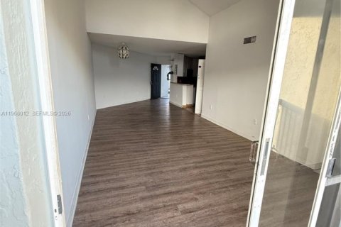 Condominio en venta en Hialeah, Florida, 2 dormitorios, 69.86 m2 № 2032197 - foto 14