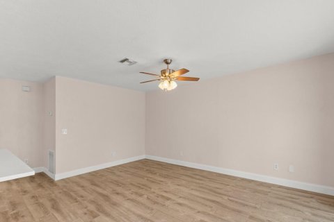 House in Vero Beach, Florida 2 bedrooms, 112.97 sq.m. № 2088320 - photo 9