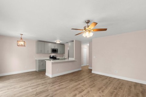House in Vero Beach, Florida 2 bedrooms, 112.97 sq.m. № 2088320 - photo 8
