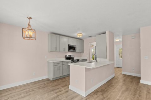 House in Vero Beach, Florida 2 bedrooms, 112.97 sq.m. № 2088320 - photo 10