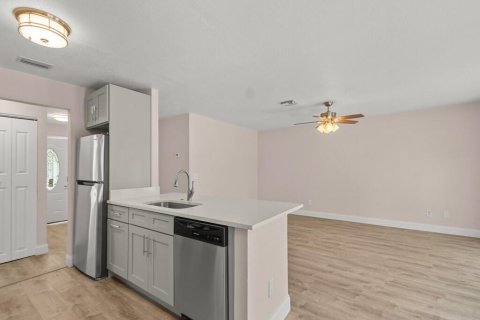 House in Vero Beach, Florida 2 bedrooms, 112.97 sq.m. № 2088320 - photo 13