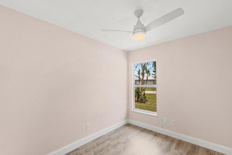House in Vero Beach, Florida 2 bedrooms, 112.97 sq.m. № 2088320 - photo 17