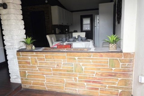 House in Miami, Florida 2 bedrooms, 89.93 sq.m. № 1967961 - photo 4