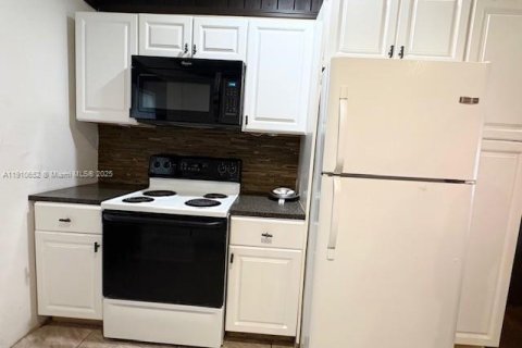 House in Miami, Florida 2 bedrooms, 89.93 sq.m. № 1967961 - photo 10