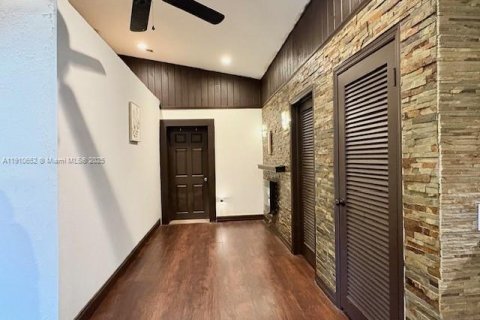 House in Miami, Florida 2 bedrooms, 89.93 sq.m. № 1967961 - photo 7