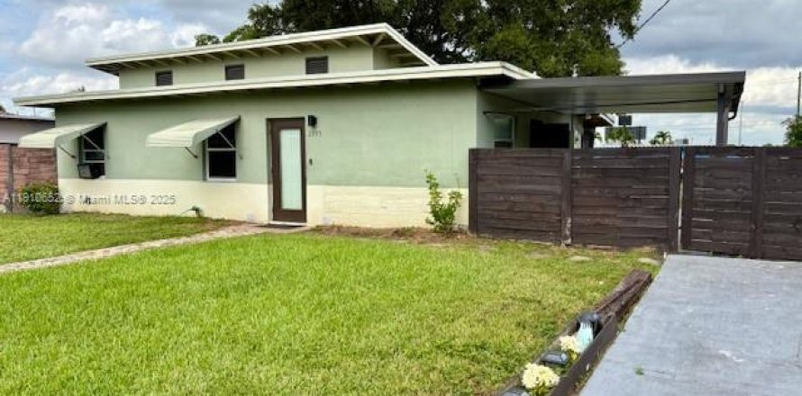 House in Miami, Florida 2 bedrooms, 89.93 sq.m. № 1967961