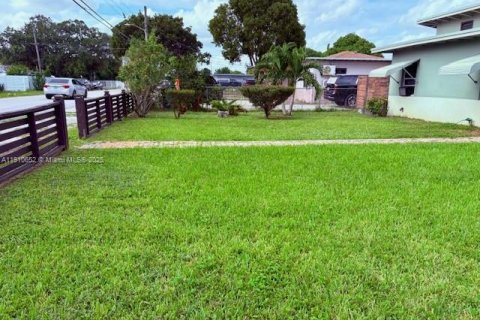 House in Miami, Florida 2 bedrooms, 89.93 sq.m. № 1967961 - photo 3