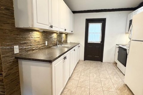 House in Miami, Florida 2 bedrooms, 89.93 sq.m. № 1967961 - photo 6