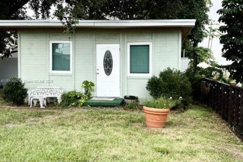 House in Miami, Florida 2 bedrooms, 89.93 sq.m. № 1967961 - photo 15