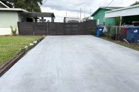 House in Miami, Florida 2 bedrooms, 89.93 sq.m. № 1967961 - photo 2