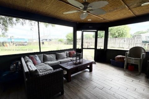 House in Miami, Florida 2 bedrooms, 89.93 sq.m. № 1967961 - photo 12