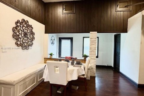 House in Miami, Florida 2 bedrooms, 89.93 sq.m. № 1967961 - photo 9