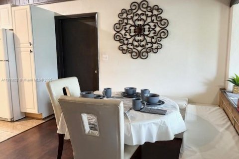 House in Miami, Florida 2 bedrooms, 89.93 sq.m. № 1967961 - photo 5