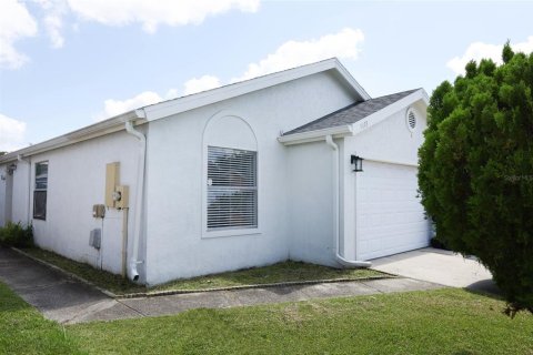 House in Orlando, Florida 3 bedrooms, 108.23 sq.m. № 2216364 - photo 2
