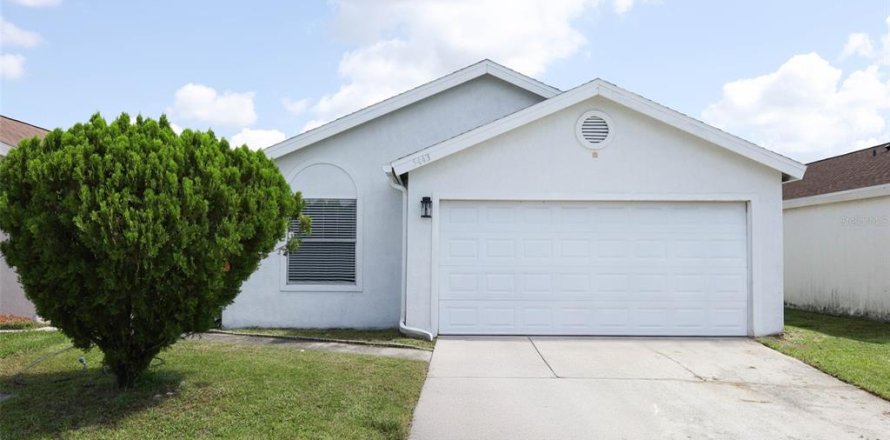 House in Orlando, Florida 3 bedrooms, 108.23 sq.m. № 2216364