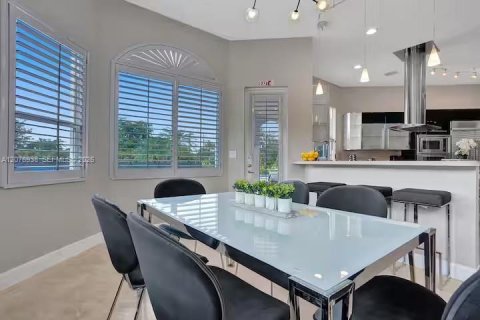 House in Plantation, Florida 8 bedrooms, 482.44 sq.m. № 2339911 - photo 7