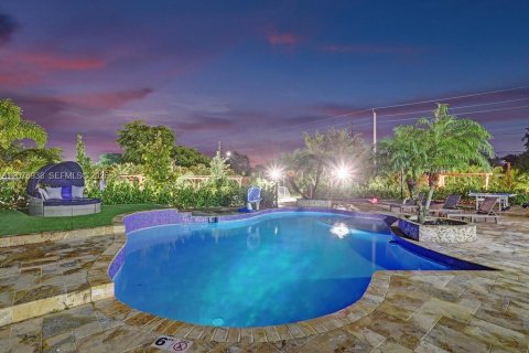 House in Plantation, Florida 8 bedrooms, 482.44 sq.m. № 2339911 - photo 26