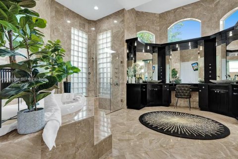 House in Plantation, Florida 8 bedrooms, 482.44 sq.m. № 2339911 - photo 17