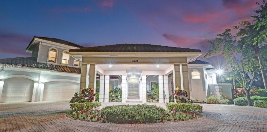 House in Plantation, Florida 8 bedrooms, 482.44 sq.m. № 2339911