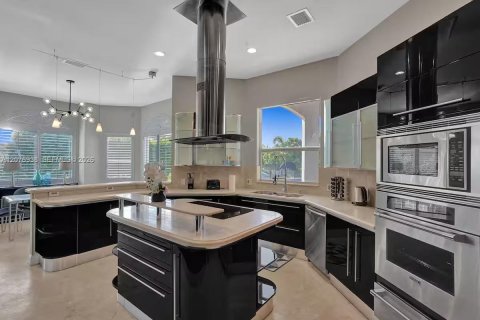 House in Plantation, Florida 8 bedrooms, 482.44 sq.m. № 2339911 - photo 5