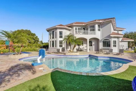 House in Plantation, Florida 8 bedrooms, 482.44 sq.m. № 2339911 - photo 20