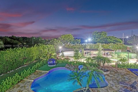 House in Plantation, Florida 8 bedrooms, 482.44 sq.m. № 2339911 - photo 25