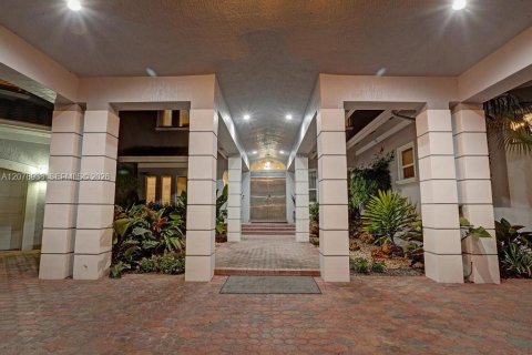House in Plantation, Florida 8 bedrooms, 482.44 sq.m. № 2339911 - photo 9