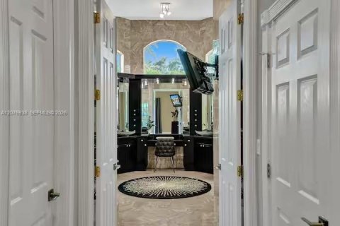 House in Plantation, Florida 8 bedrooms, 482.44 sq.m. № 2339911 - photo 18