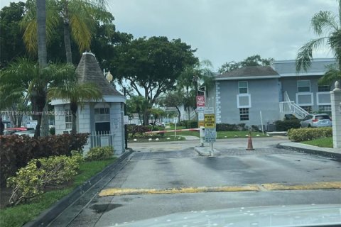 Снять в аренду кондоминиум в Майами, Флорида 2 спальни, 98.48м2, № 1869915 - фото 2