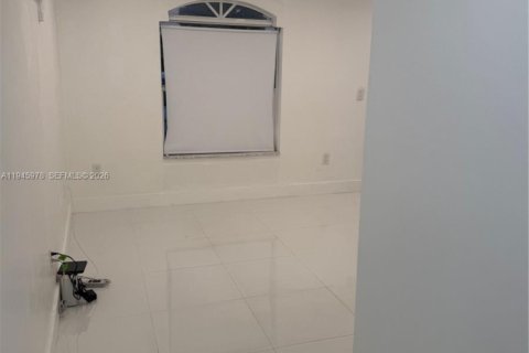 Immobilier commercial à louer à Miami, Floride: 1 chambre, 159.7 m2 № 2002728 - photo 2