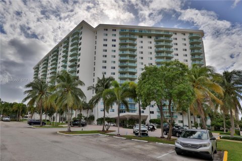 Condo in Sunny Isles Beach, Florida, 2 bedrooms  № 2003578 - photo 21