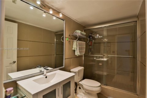 Condo in Sunny Isles Beach, Florida, 2 bedrooms  № 2003578 - photo 11