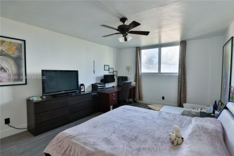 Condo in Sunny Isles Beach, Florida, 2 bedrooms  № 2003578 - photo 15