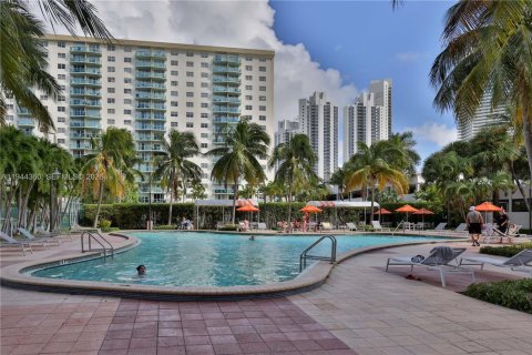 Condo in Sunny Isles Beach, Florida, 2 bedrooms  № 2003578 - photo 19