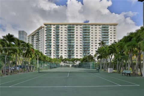 Condo in Sunny Isles Beach, Florida, 2 bedrooms  № 2003578 - photo 20