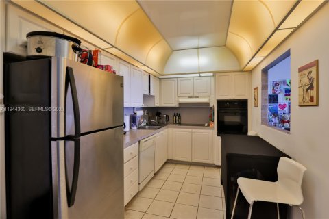 Condo in Sunny Isles Beach, Florida, 2 bedrooms  № 2003578 - photo 6