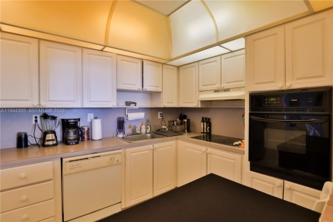 Condo in Sunny Isles Beach, Florida, 2 bedrooms  № 2003578 - photo 7