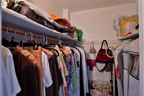 Condo in Sunny Isles Beach, Florida, 2 bedrooms  № 2003578 - photo 13