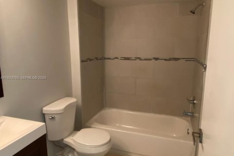 Condominio en alquiler en Sunrise, Florida, 1 dormitorio, 70.05 m2 № 1992040 - foto 12