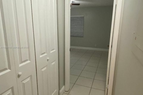 Condominio en alquiler en Sunrise, Florida, 1 dormitorio, 70.05 m2 № 1992040 - foto 16