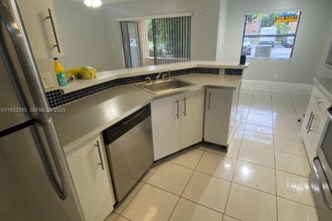 Condominio en alquiler en Sunrise, Florida, 1 dormitorio, 70.05 m2 № 1992040 - foto 10