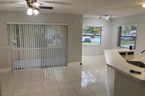 Condominio en alquiler en Sunrise, Florida, 1 dormitorio, 70.05 m2 № 1992040 - foto 9