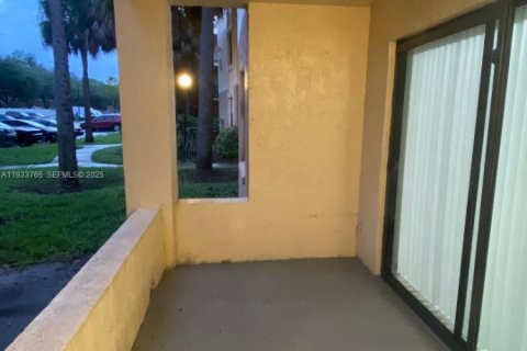 Condominio en alquiler en Sunrise, Florida, 1 dormitorio, 70.05 m2 № 1992040 - foto 2