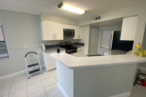 Condominio en alquiler en Sunrise, Florida, 1 dormitorio, 70.05 m2 № 1992040 - foto 13