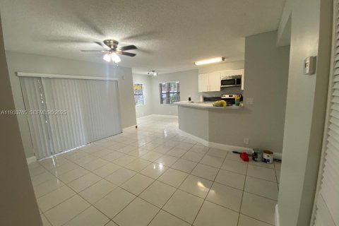 Condominio en alquiler en Sunrise, Florida, 1 dormitorio, 70.05 m2 № 1992040 - foto 11