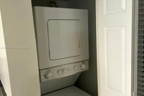 Condominio en alquiler en Sunrise, Florida, 1 dormitorio, 70.05 m2 № 1992040 - foto 5