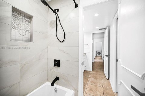 Casa en venta en Hollywood, Florida, 2 dormitorios, 255.48 m2 № 1970710 - foto 29