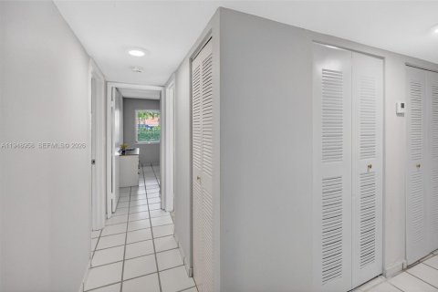 Condo in Miami, Florida, 3 bedrooms  № 2004956 - photo 24